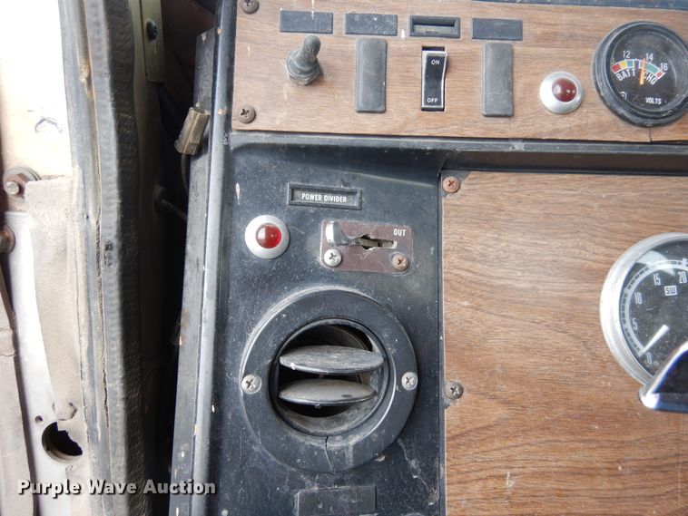 image for item DF8331 1982 International F-4370  semi truck