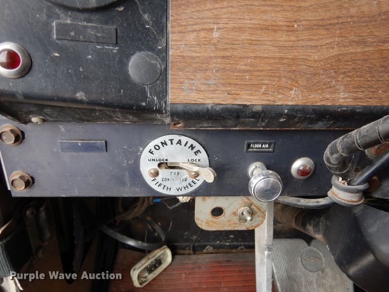 image for item DF8331 1982 International F-4370  semi truck