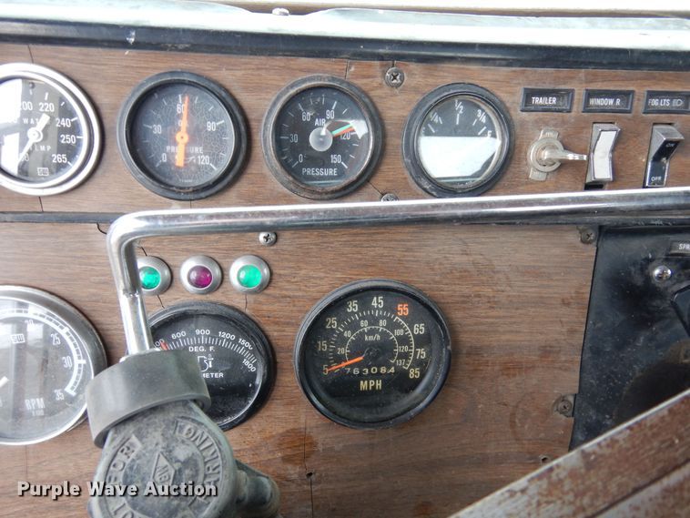 image for item DF8331 1982 International F-4370  semi truck