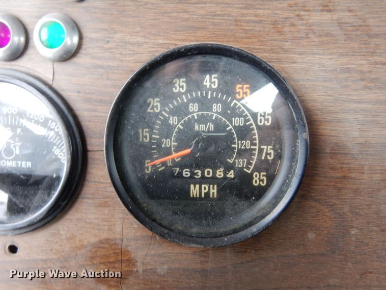 image for item DF8331 1982 International F-4370  semi truck