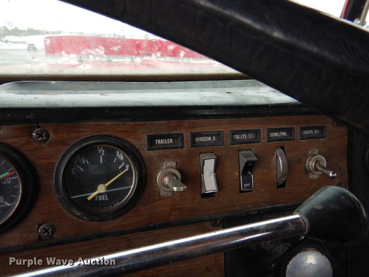 image for item DF8331 1982 International F-4370  semi truck