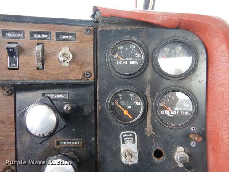 image for item DF8331 1982 International F-4370  semi truck