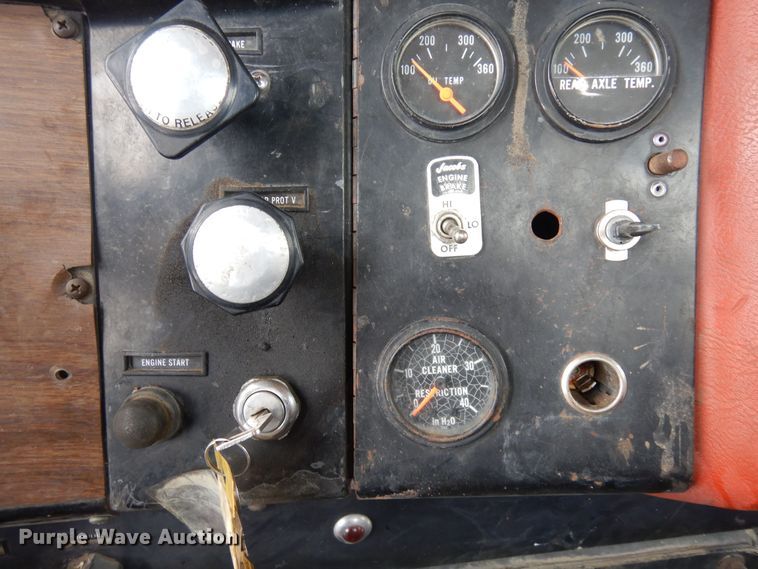 image for item DF8331 1982 International F-4370  semi truck