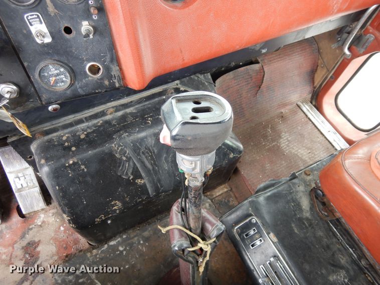 image for item DF8331 1982 International F-4370  semi truck