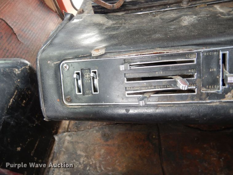 image for item DF8331 1982 International F-4370  semi truck