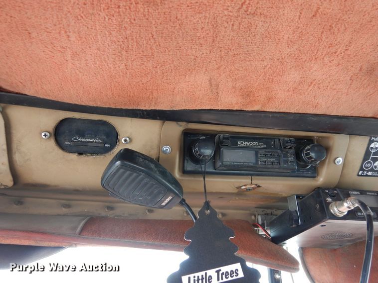 image for item DF8331 1982 International F-4370  semi truck