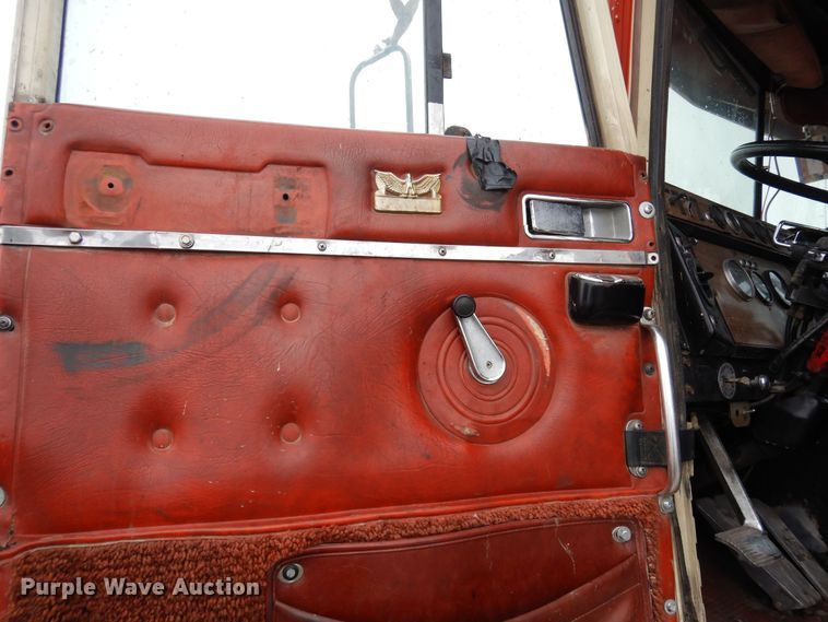 image for item DF8331 1982 International F-4370  semi truck