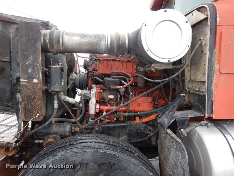 image for item DF8331 1982 International F-4370  semi truck