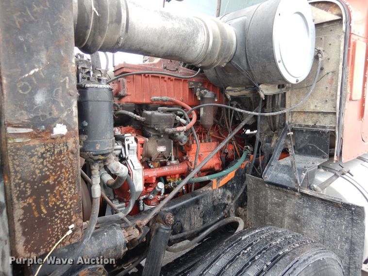 image for item DF8331 1982 International F-4370  semi truck