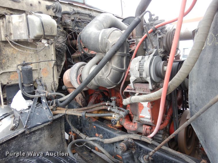 image for item DF8331 1982 International F-4370  semi truck