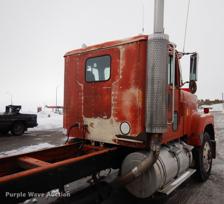 image for item DF8331 1982 International F-4370  semi truck