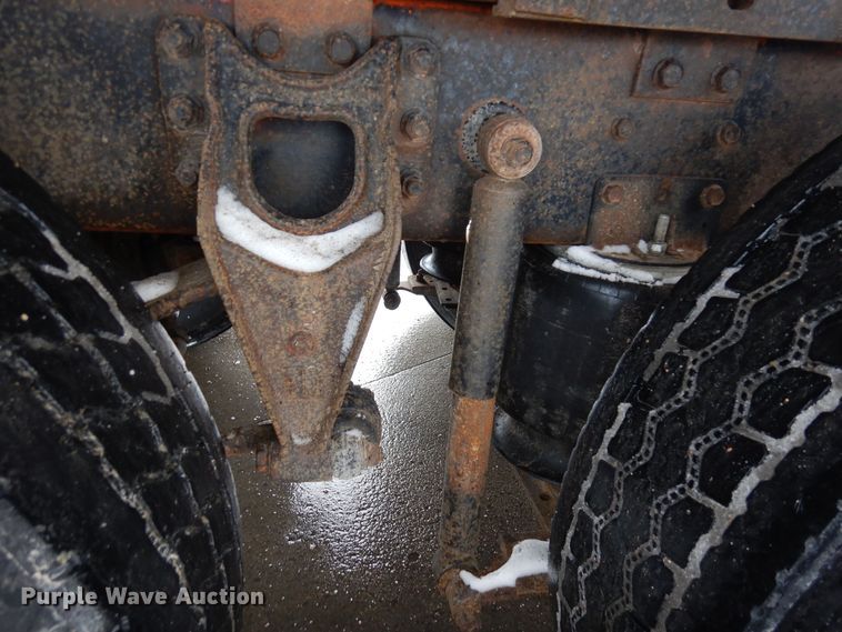 image for item DF8331 1982 International F-4370  semi truck