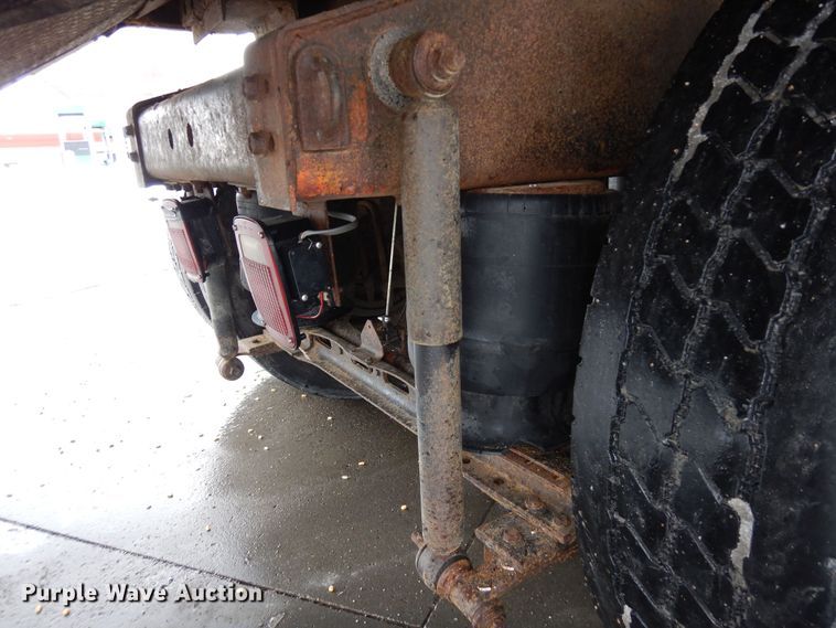 image for item DF8331 1982 International F-4370  semi truck