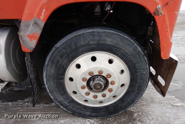 image for item DF8331 1982 International F-4370  semi truck