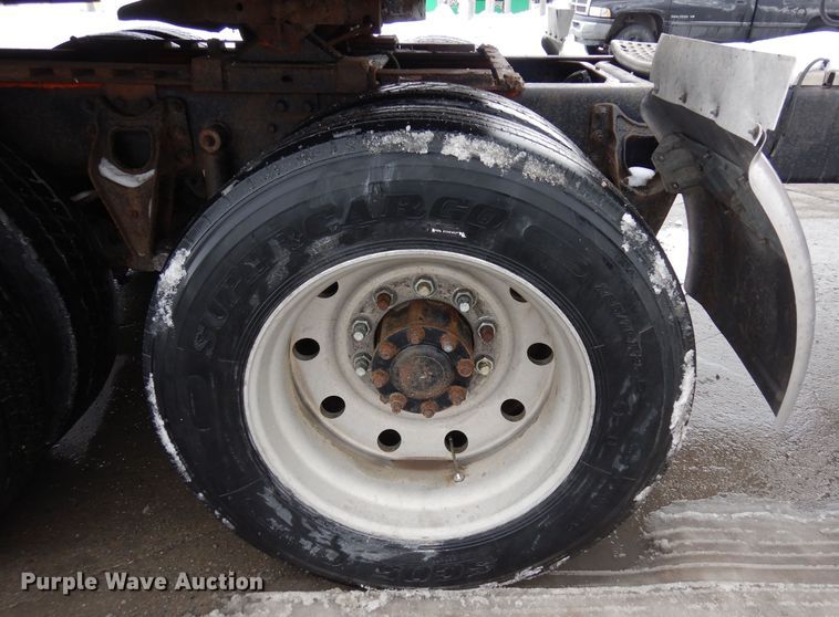 image for item DF8331 1982 International F-4370  semi truck