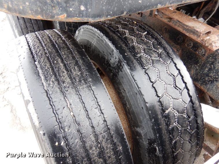 image for item DF8331 1982 International F-4370  semi truck