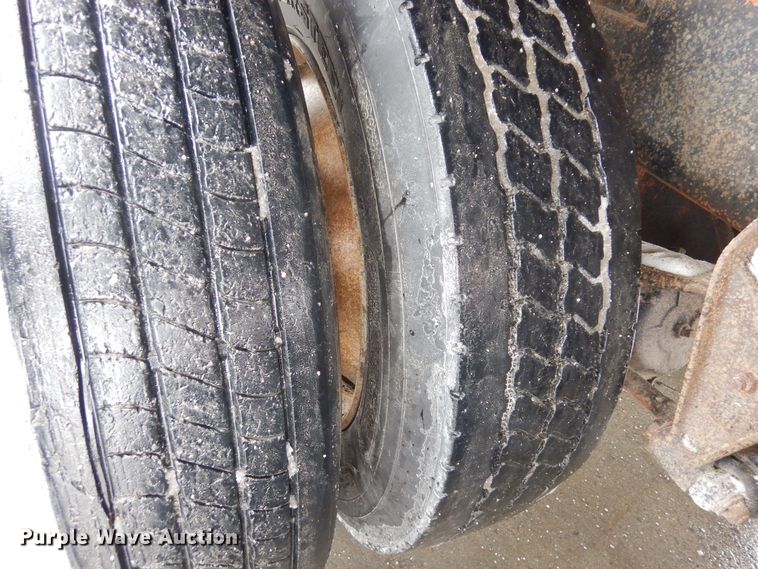 image for item DF8331 1982 International F-4370  semi truck