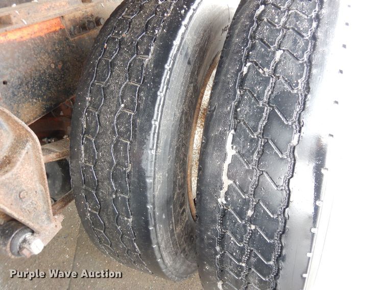 image for item DF8331 1982 International F-4370  semi truck