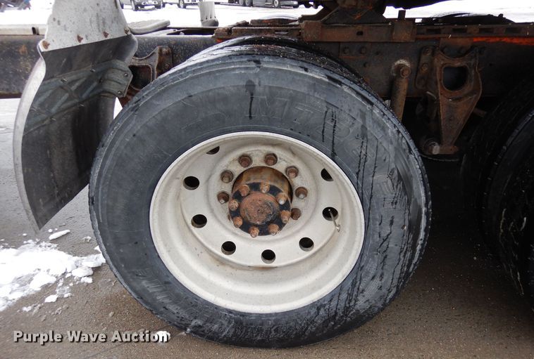 image for item DF8331 1982 International F-4370  semi truck