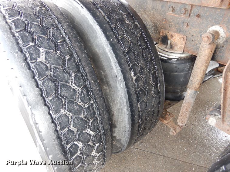 image for item DF8331 1982 International F-4370  semi truck