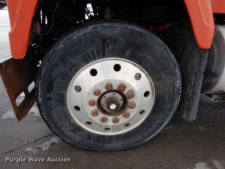 image for item DF8331 1982 International F-4370  semi truck