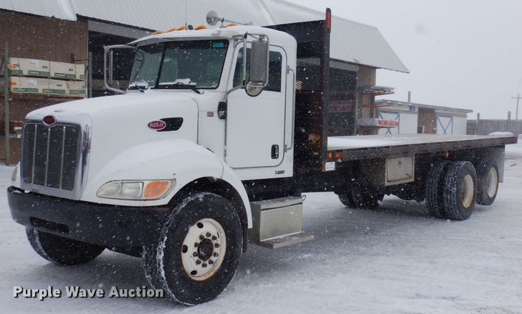 image for item DF8332 2006 Peterbilt 335  flatbed truck