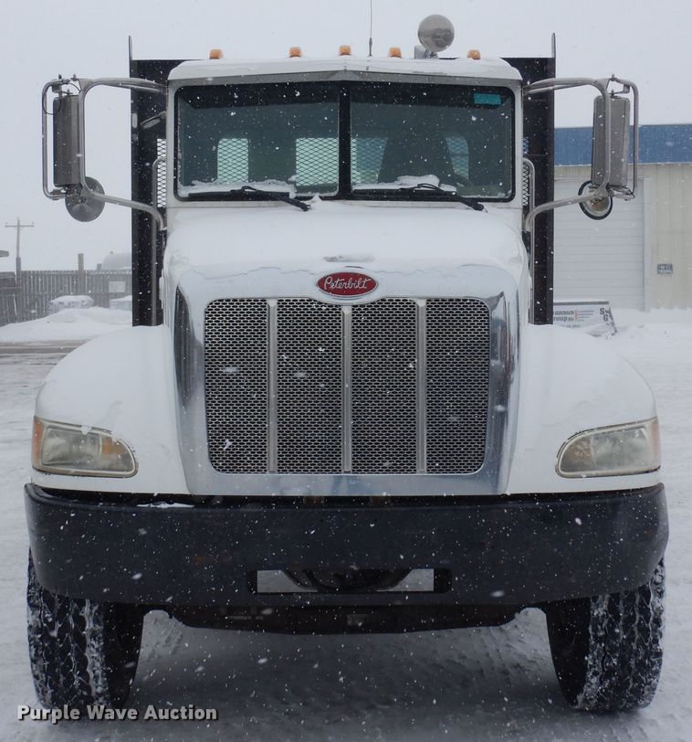 image for item DF8332 2006 Peterbilt 335  flatbed truck
