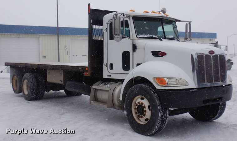 image for item DF8332 2006 Peterbilt 335  flatbed truck