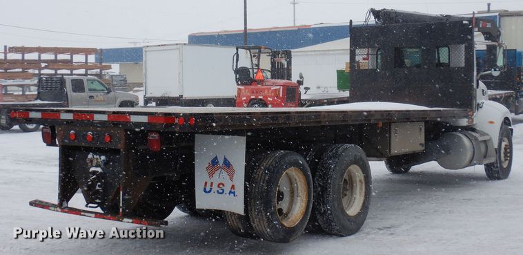 image for item DF8332 2006 Peterbilt 335  flatbed truck