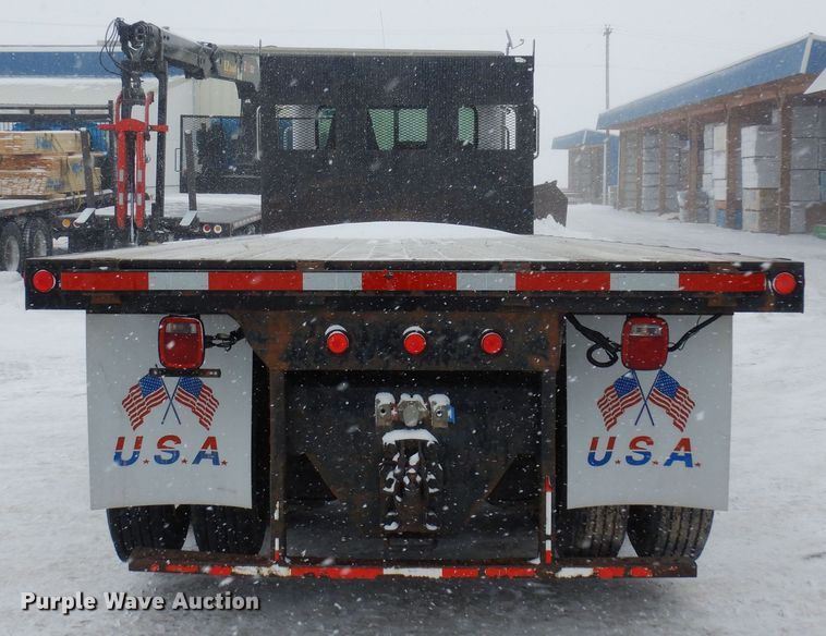 image for item DF8332 2006 Peterbilt 335  flatbed truck