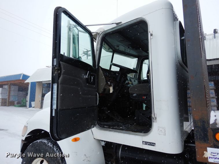 image for item DF8332 2006 Peterbilt 335  flatbed truck