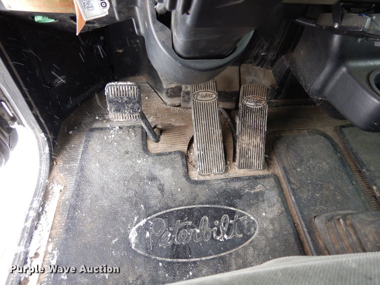 image for item DF8332 2006 Peterbilt 335  flatbed truck