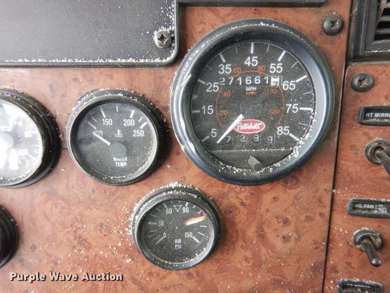 image for item DF8332 2006 Peterbilt 335  flatbed truck