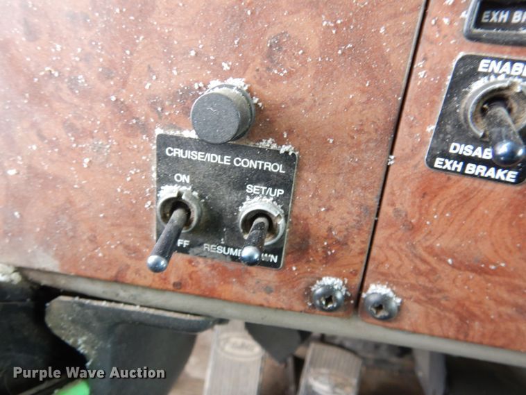 image for item DF8332 2006 Peterbilt 335  flatbed truck