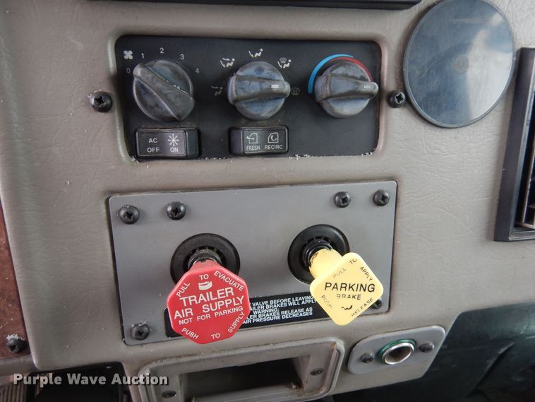 image for item DF8332 2006 Peterbilt 335  flatbed truck