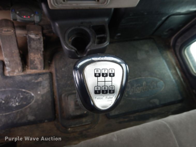 image for item DF8332 2006 Peterbilt 335  flatbed truck