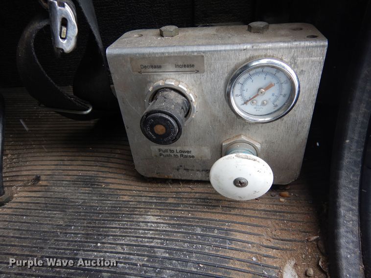 image for item DF8332 2006 Peterbilt 335  flatbed truck