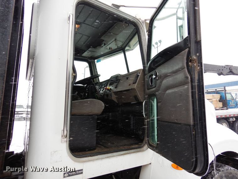 image for item DF8332 2006 Peterbilt 335  flatbed truck