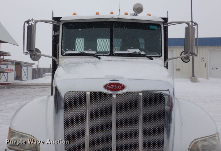 image for item DF8332 2006 Peterbilt 335  flatbed truck