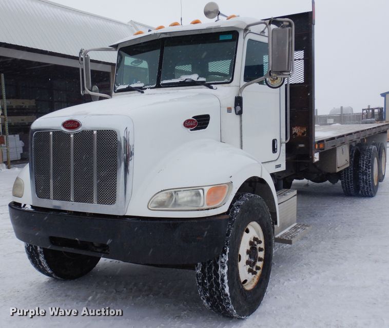 image for item DF8332 2006 Peterbilt 335  flatbed truck