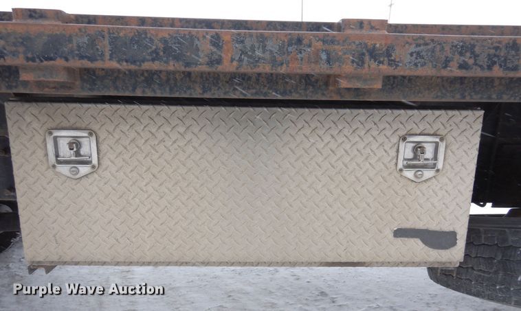 image for item DF8332 2006 Peterbilt 335  flatbed truck