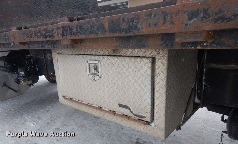 image for item DF8332 2006 Peterbilt 335  flatbed truck