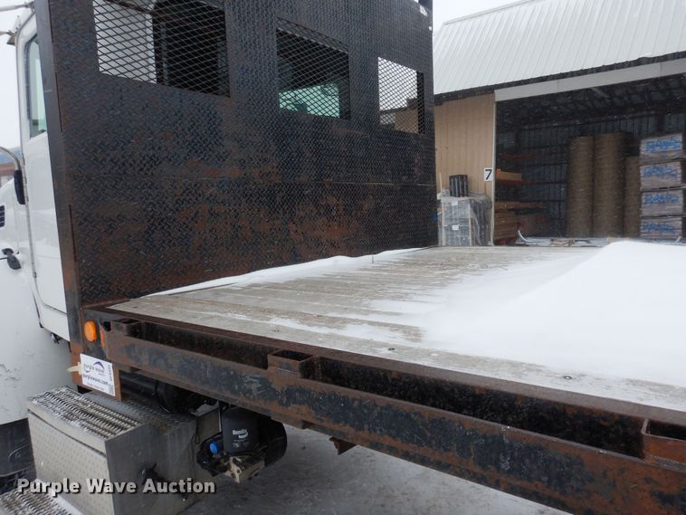 image for item DF8332 2006 Peterbilt 335  flatbed truck