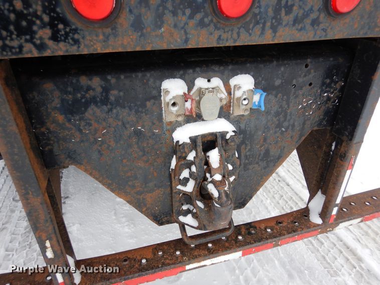 image for item DF8332 2006 Peterbilt 335  flatbed truck