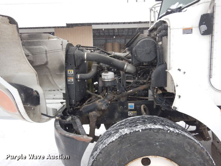 image for item DF8332 2006 Peterbilt 335  flatbed truck