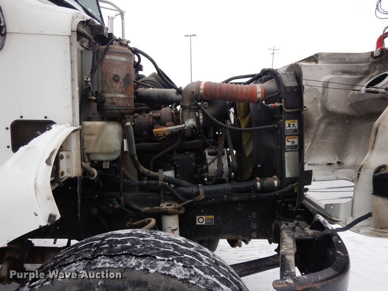 image for item DF8332 2006 Peterbilt 335  flatbed truck