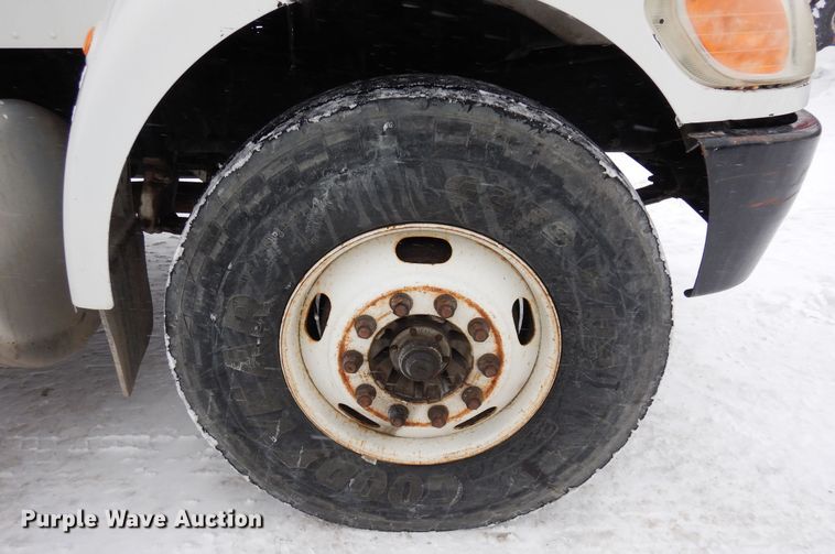 image for item DF8332 2006 Peterbilt 335  flatbed truck