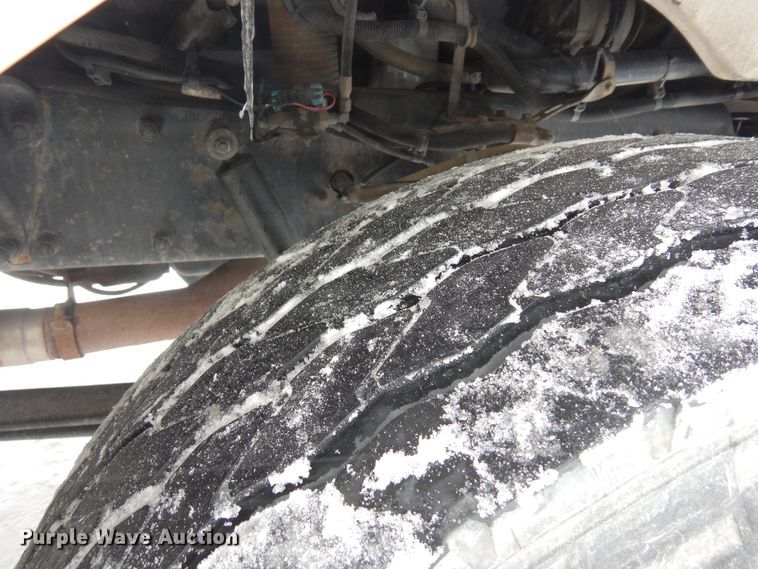 image for item DF8332 2006 Peterbilt 335  flatbed truck