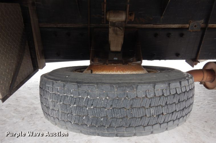 image for item DF8332 2006 Peterbilt 335  flatbed truck