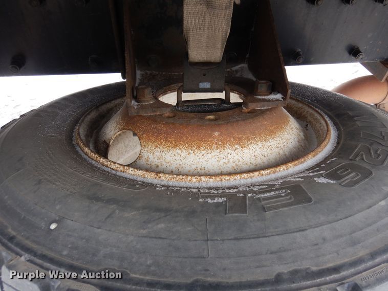 image for item DF8332 2006 Peterbilt 335  flatbed truck